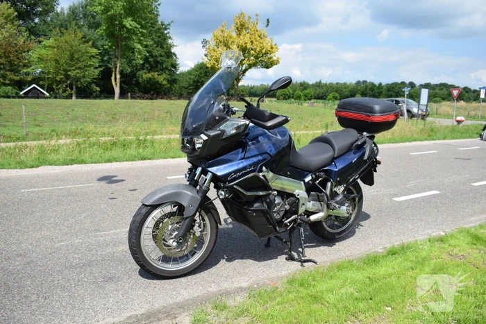 Motorrijder gaat hard onderuit en raakt gewond