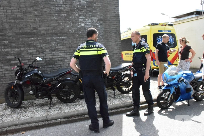 Brommer en fietser botsen bij tankstation