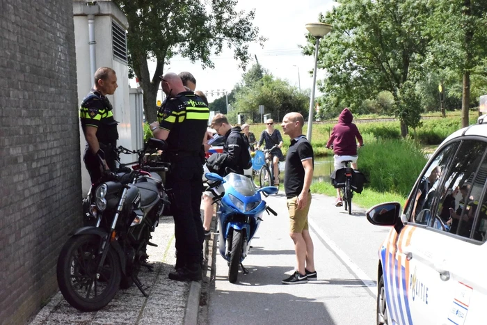 Brommer en fietser botsen bij tankstation