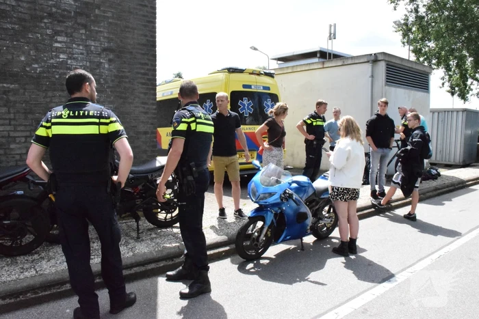 Brommer en fietser botsen bij tankstation