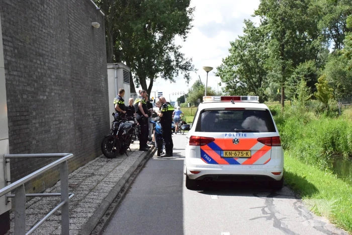 Brommer en fietser botsen bij tankstation