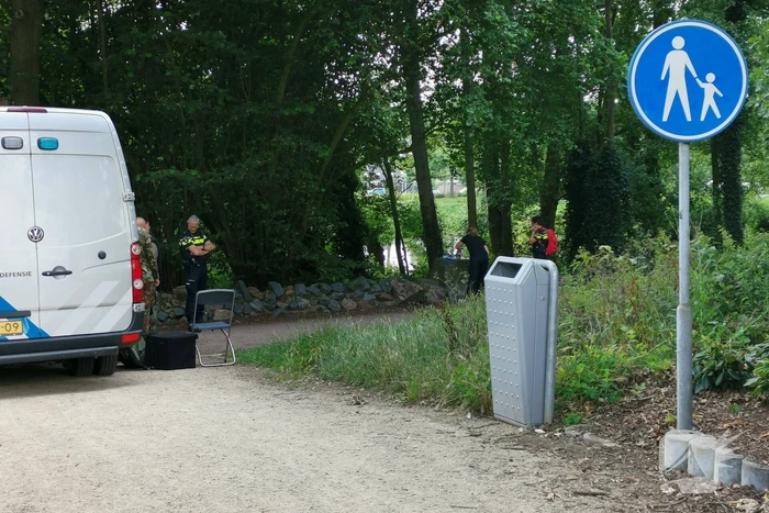 EOD doet onderzoek naar mogelijk explosief in Proosdijpark