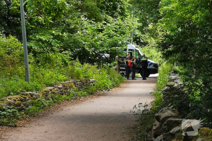 EOD doet onderzoek naar mogelijk explosief in Proosdijpark