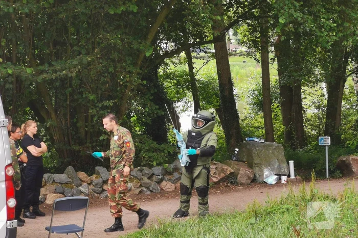 EOD doet onderzoek naar mogelijk explosief in Proosdijpark