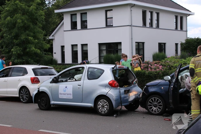 Drie auto's betrokken bij kop-staart botsing
