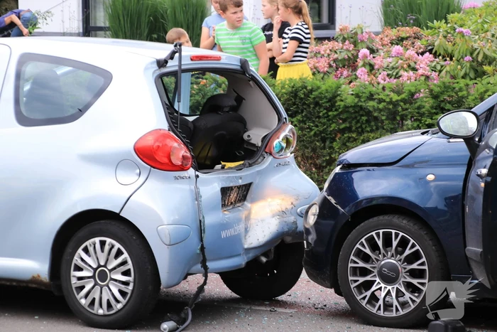 Drie auto's betrokken bij kop-staart botsing
