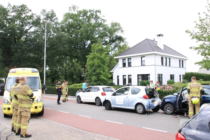 Drie auto's betrokken bij kop-staart botsing