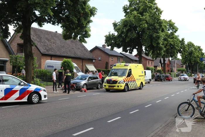 Kind op fiets gewond na aanrijding met auto