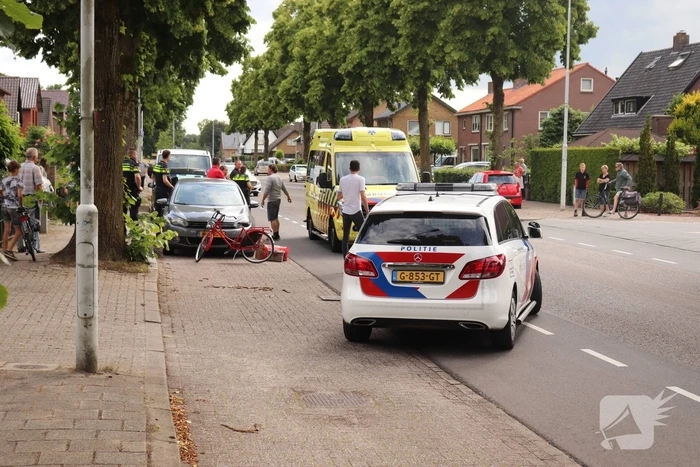 Kind op fiets gewond na aanrijding met auto