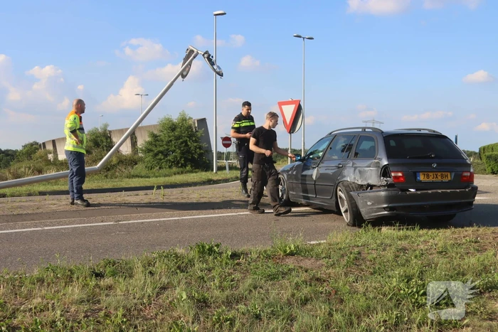 Bestuurder rijdt twee lantaarnpalen omver