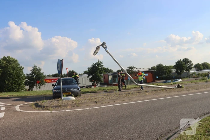 Bestuurder rijdt twee lantaarnpalen omver