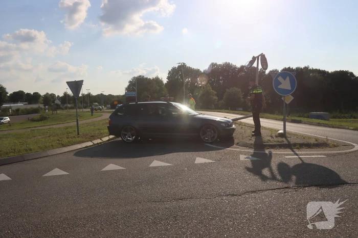 Bestuurder rijdt twee lantaarnpalen omver