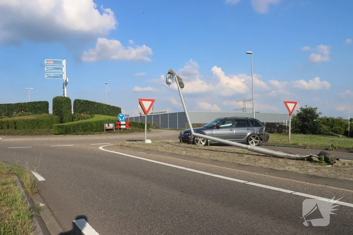 Bestuurder rijdt twee lantaarnpalen omver