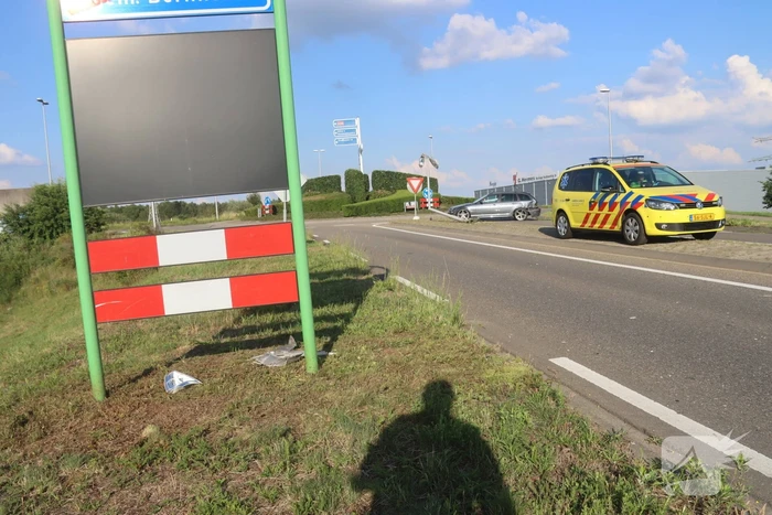 Bestuurder rijdt twee lantaarnpalen omver