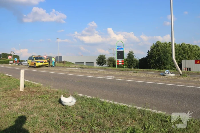 Bestuurder rijdt twee lantaarnpalen omver
