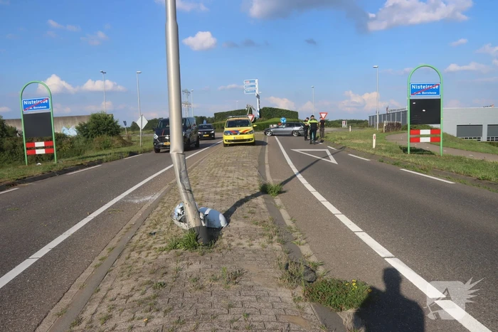 Bestuurder rijdt twee lantaarnpalen omver