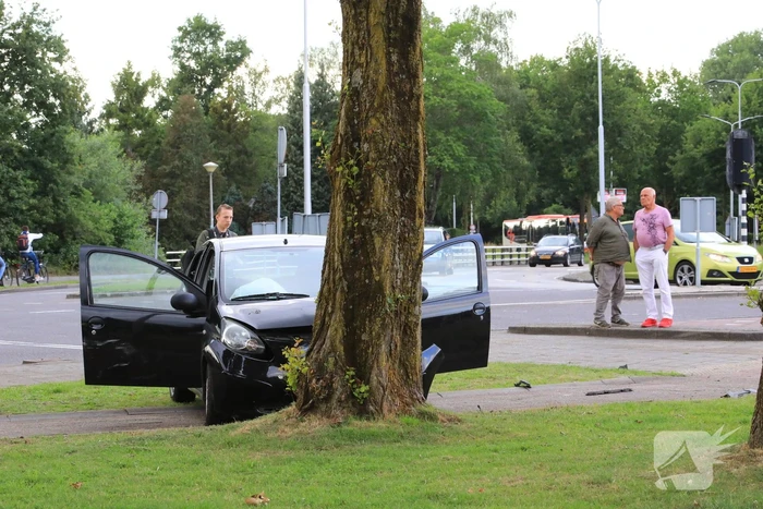 Auto vliegt uit de bocht en knalt op verkeerslicht