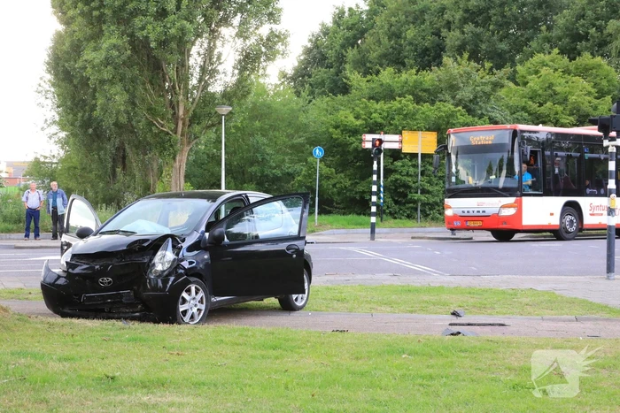 Auto vliegt uit de bocht en knalt op verkeerslicht