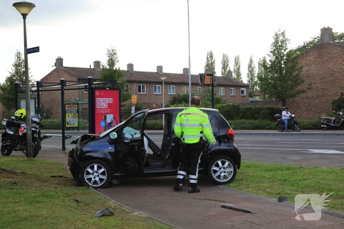 Auto vliegt uit de bocht en knalt op verkeerslicht