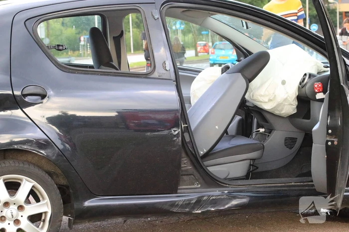 Auto vliegt uit de bocht en knalt op verkeerslicht