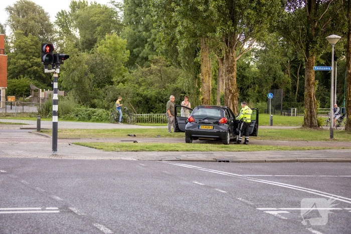 Auto vliegt uit de bocht en knalt op verkeerslicht