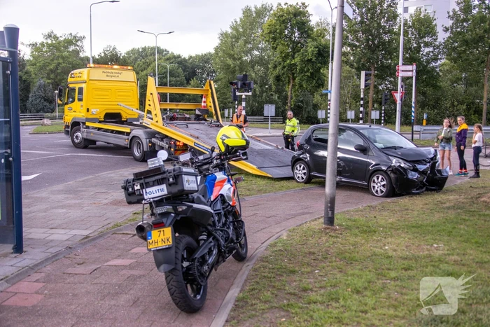 Auto vliegt uit de bocht en knalt op verkeerslicht