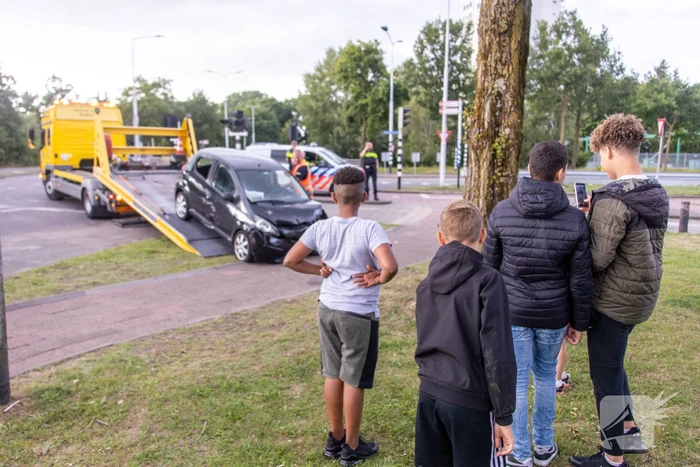 Auto vliegt uit de bocht en knalt op verkeerslicht