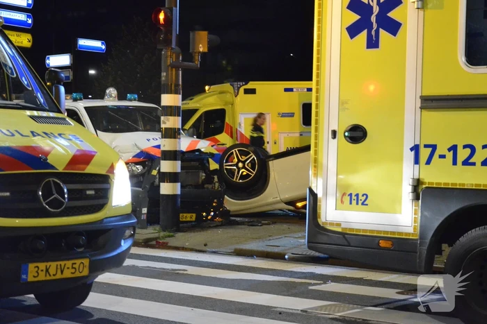 Meerdere gewonden na botsing tussen politieauto en auto