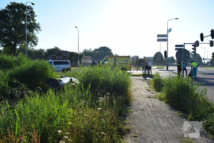 Auto werd gelanceerd belandt te water