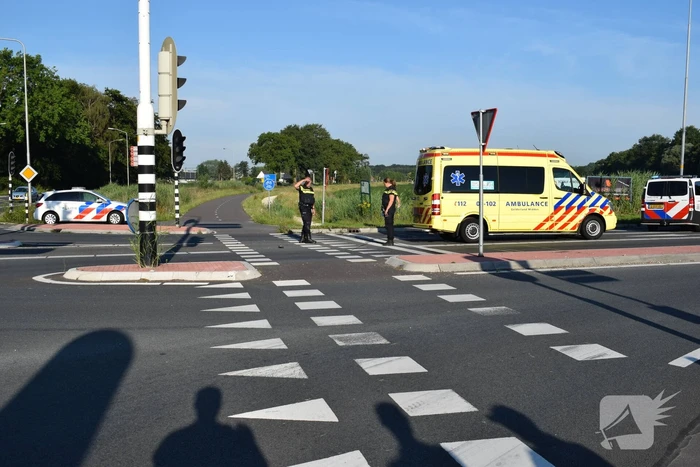 Auto werd gelanceerd belandt te water