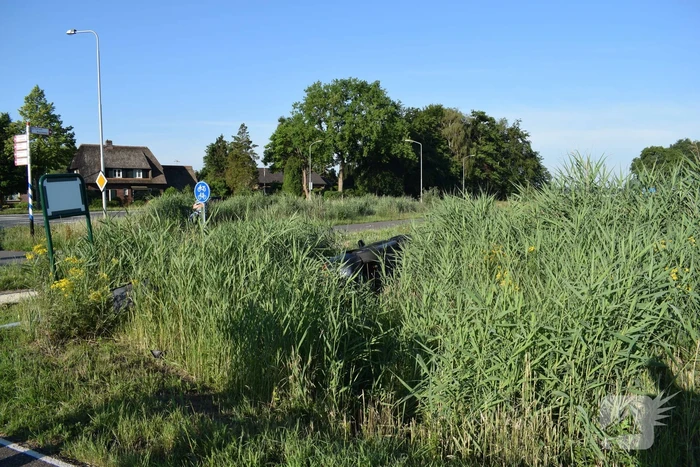 Auto werd gelanceerd belandt te water