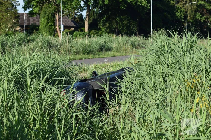 Auto werd gelanceerd belandt te water