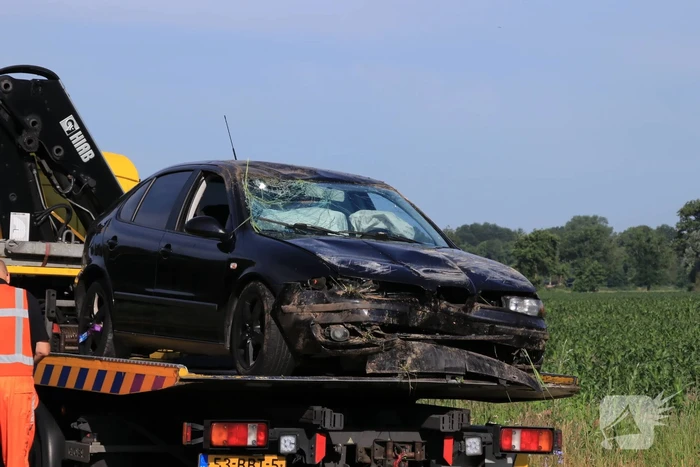 Auto werd gelanceerd belandt te water