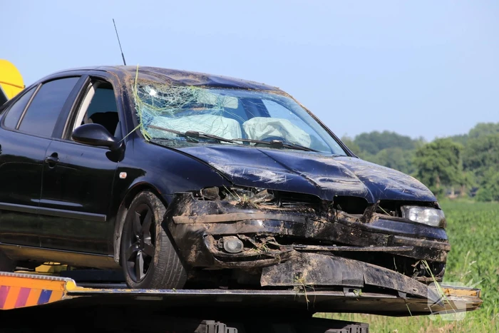 Auto werd gelanceerd belandt te water
