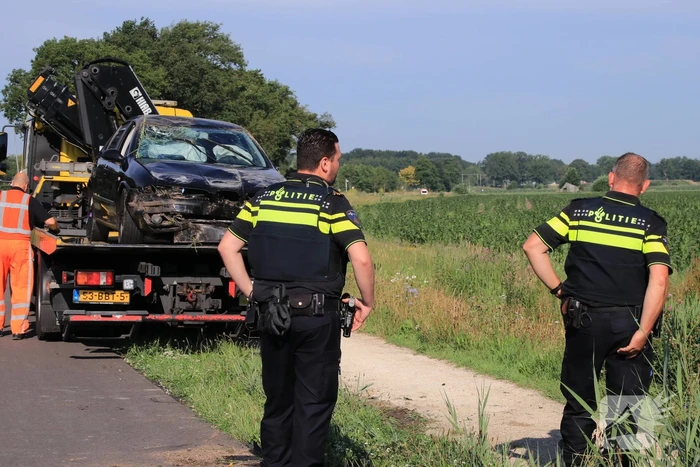 Auto werd gelanceerd belandt te water