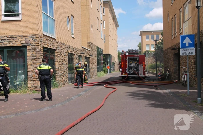 Auto vliegt in brand parkeergarage
