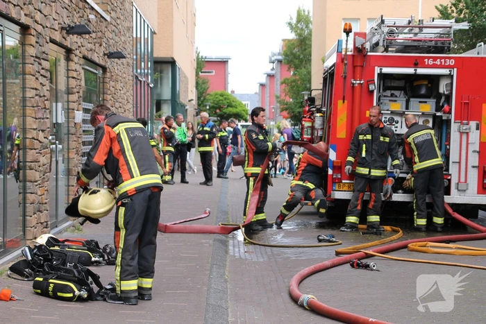 Auto vliegt in brand parkeergarage