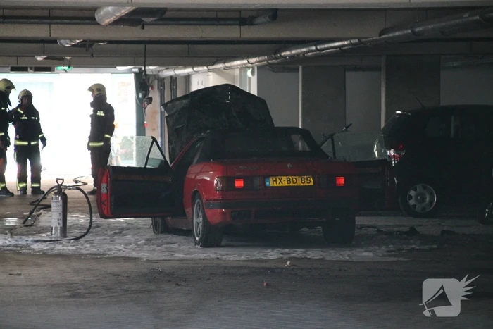 Auto vliegt in brand parkeergarage