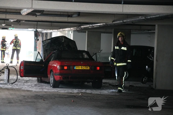 Auto vliegt in brand parkeergarage