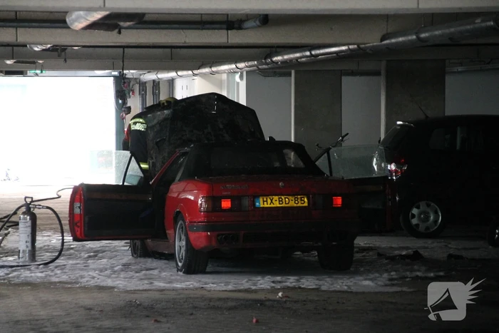 Auto vliegt in brand parkeergarage