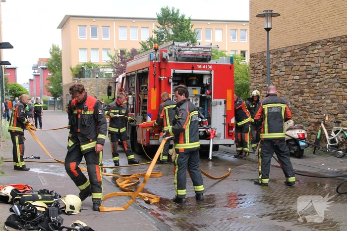 Auto vliegt in brand parkeergarage