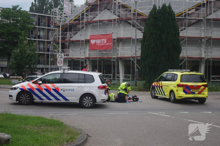 E-bikester schrikt en gaat hard onderuit