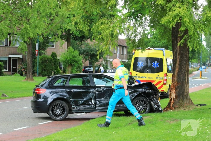 Auto vliegt uit de bocht en klapt tegen boom