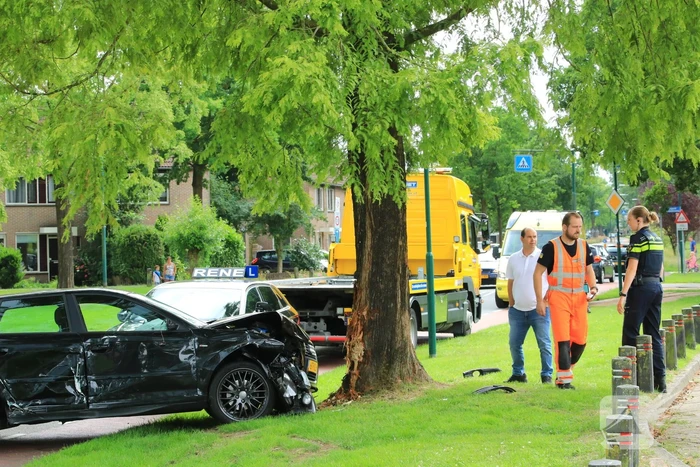 Auto vliegt uit de bocht en klapt tegen boom