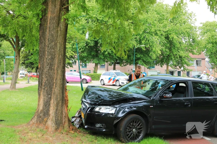 Auto vliegt uit de bocht en klapt tegen boom