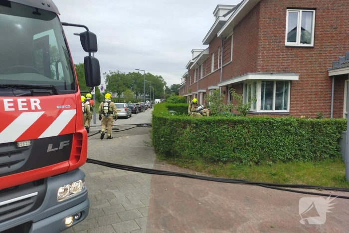 Brand in spouwmuur van woningen