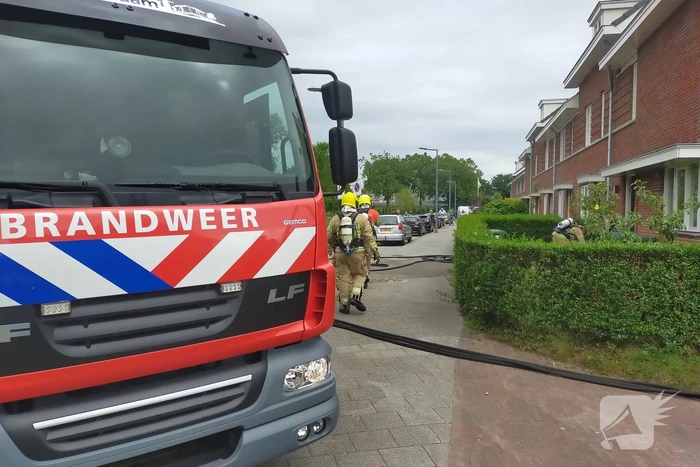 Brand in spouwmuur van woningen