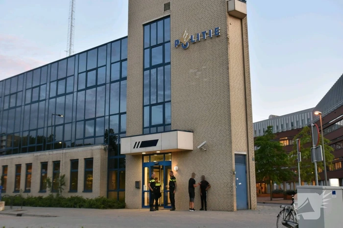 Vrouw loopt politiebureau binnen en zorgt voor veel commotie