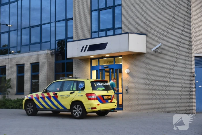 Vrouw loopt politiebureau binnen en zorgt voor veel commotie