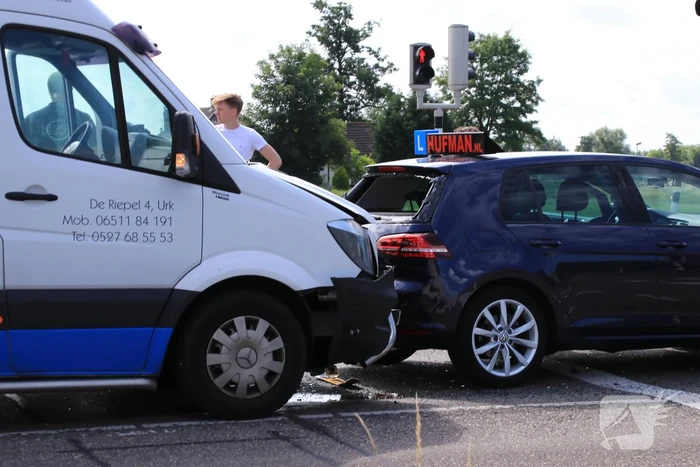 Bestelbus ramt lesauto bij stoplicht